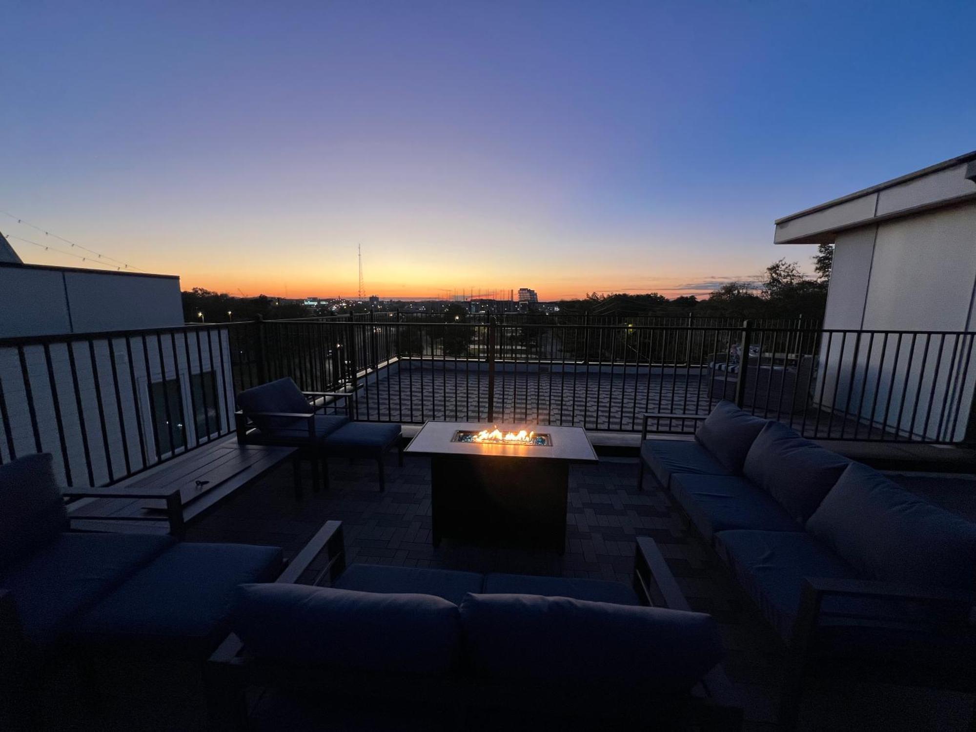 New Elevations Rooftop 5 Min To Downtown Nash แนชวิลล์ ภายนอก รูปภาพ
